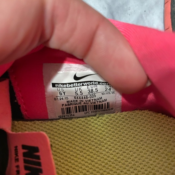 Nike Tennis Shoes - Picture 3 of 3